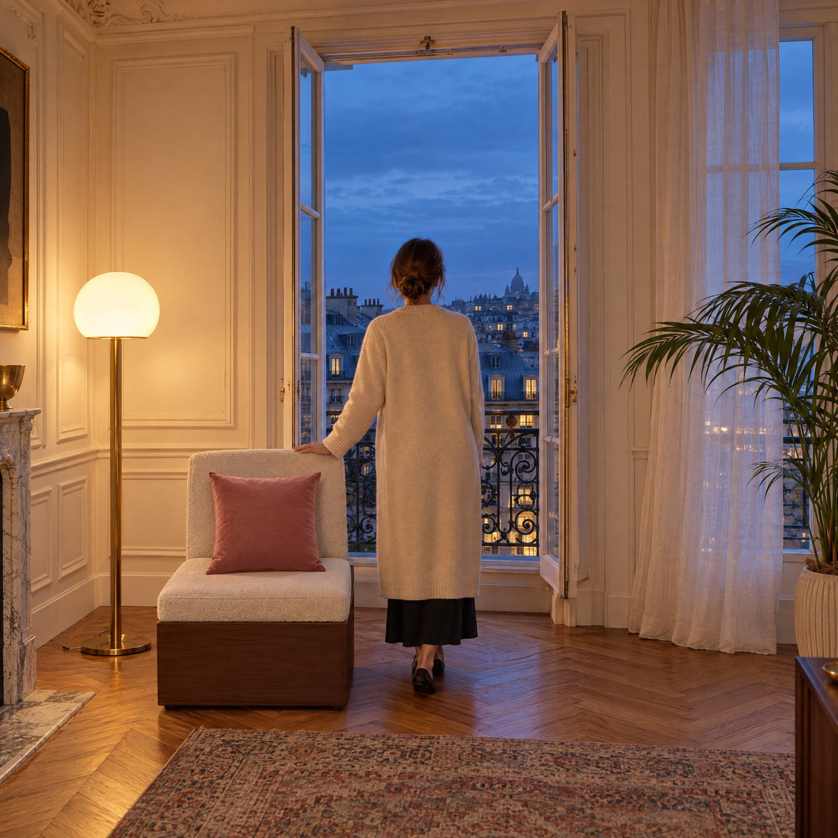 Femme à la fenêtre près d'un fauteuil avec une housse de coussin en velours ÉMERAUDE vieux rose