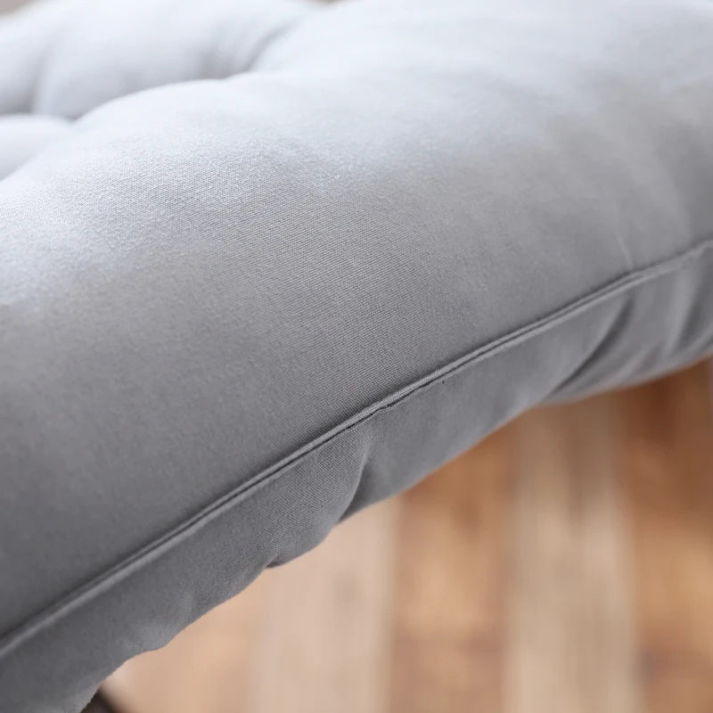 TRANSAT — Détail de la couture et du bord du coussin matelassé gris