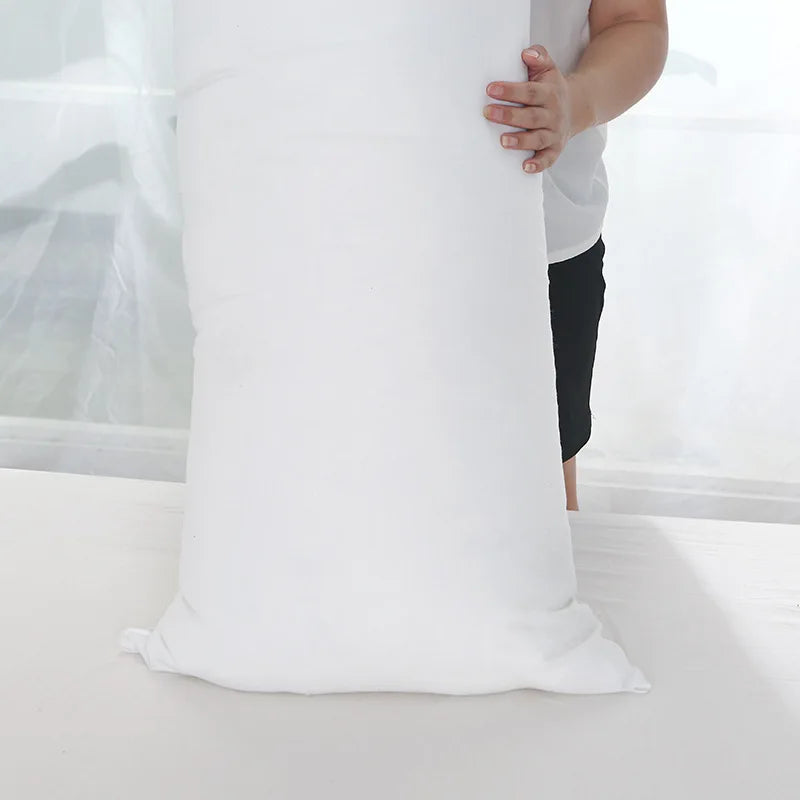 COCON — Coussin de corps long blanc tenu à la verticale