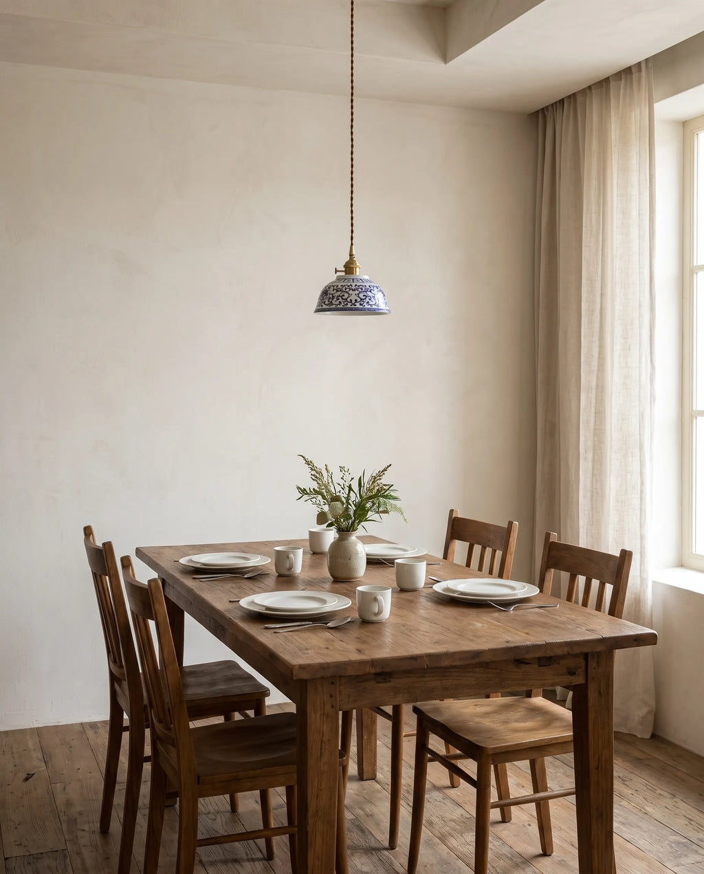 Pivoine, suspension en céramique, installée dans une salle à manger | Maison Beaurel