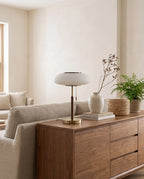 Atelier, lampe à poser en verre opalin et laiton, installé dans un intérieur épuré | Maison Beaurel