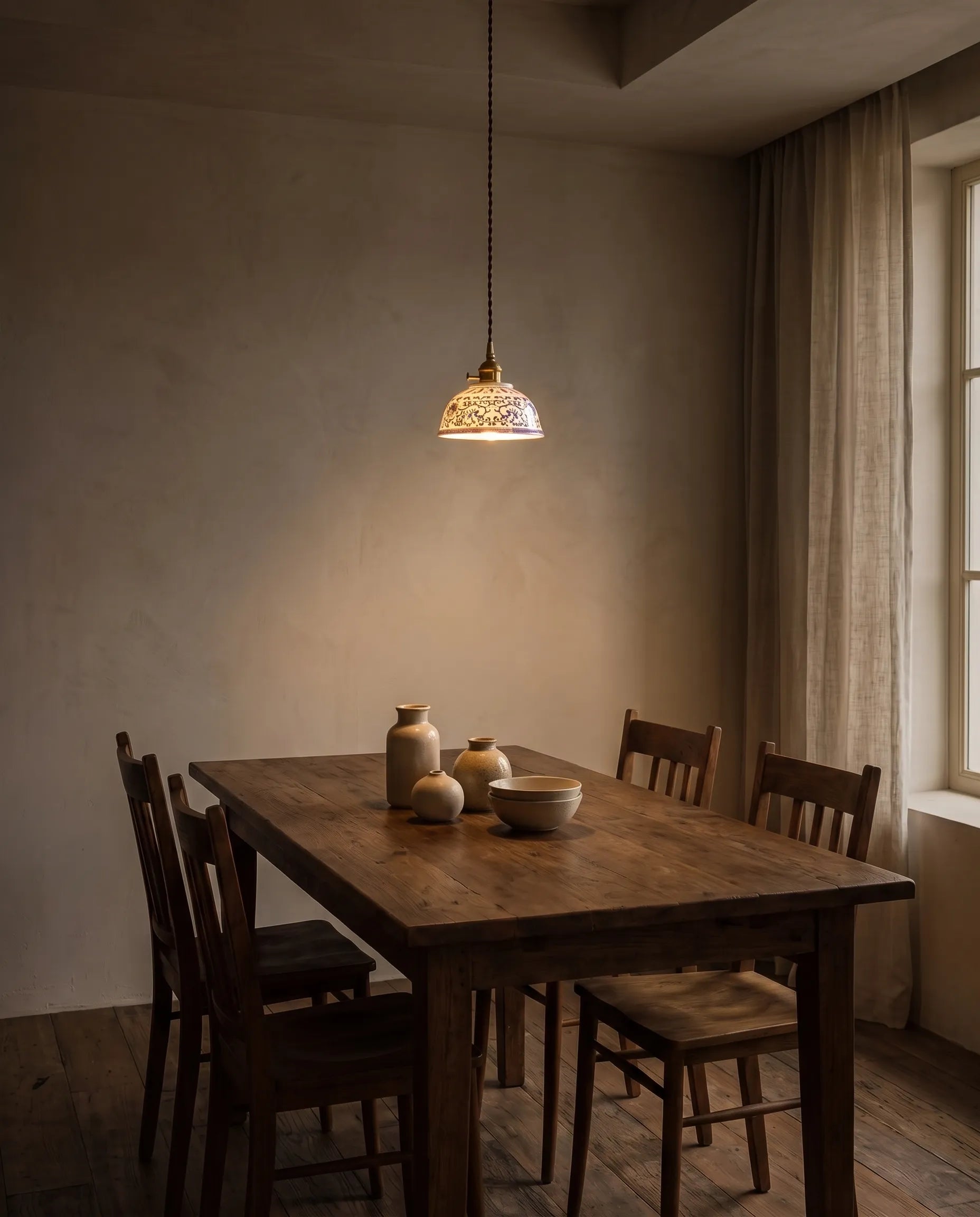 Pivoine, suspension en céramique, allumée pour une ambiance lumineuse chaleureuse | Maison Beaurel