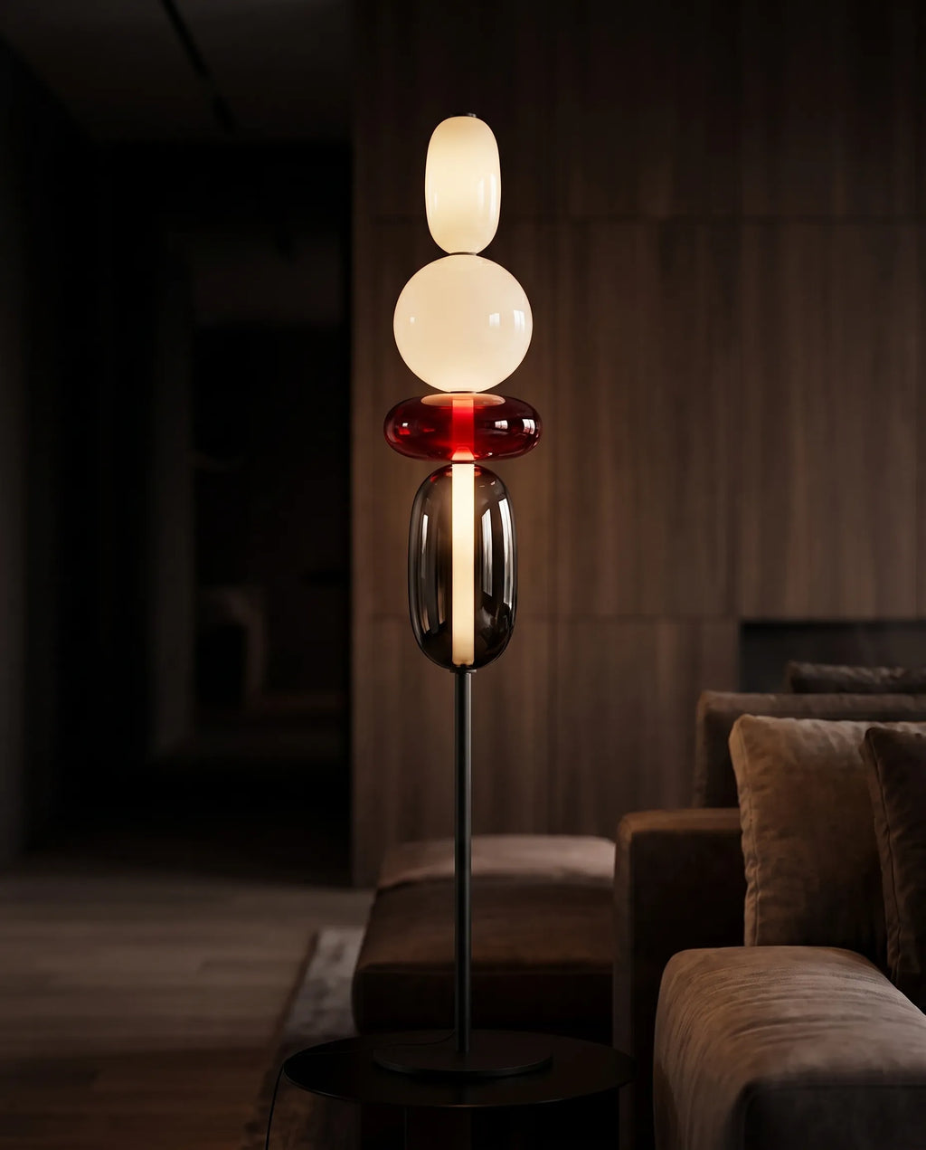 Murano, lampadaire en verre coloré, allumé pour une ambiance lumineuse chaleureuse | Maison Beaurel