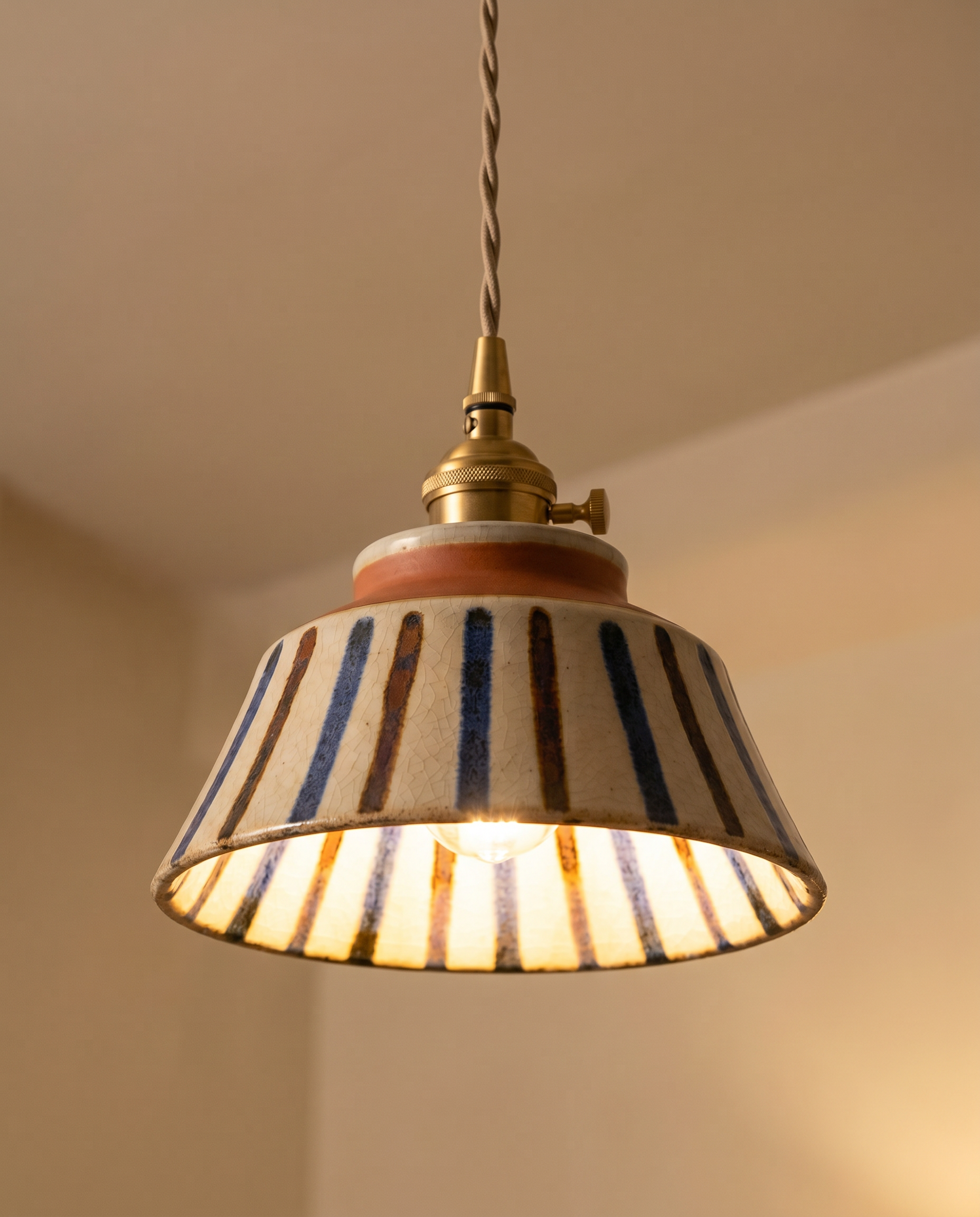 CANTON — Suspension en céramique