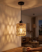 Camargue, suspension en osier tressé, allumée pour une ambiance lumineuse chaleureuse | Maison Beaurel
