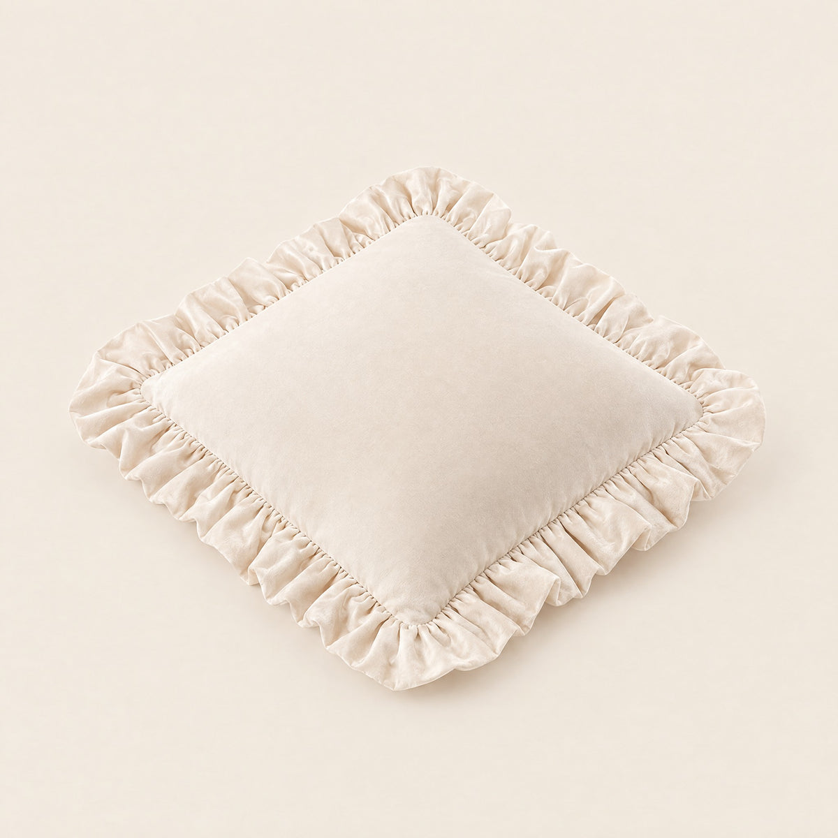 Housse de coussin RUCHE en velours à volant ruché, coloris Ivoire, posée à plat