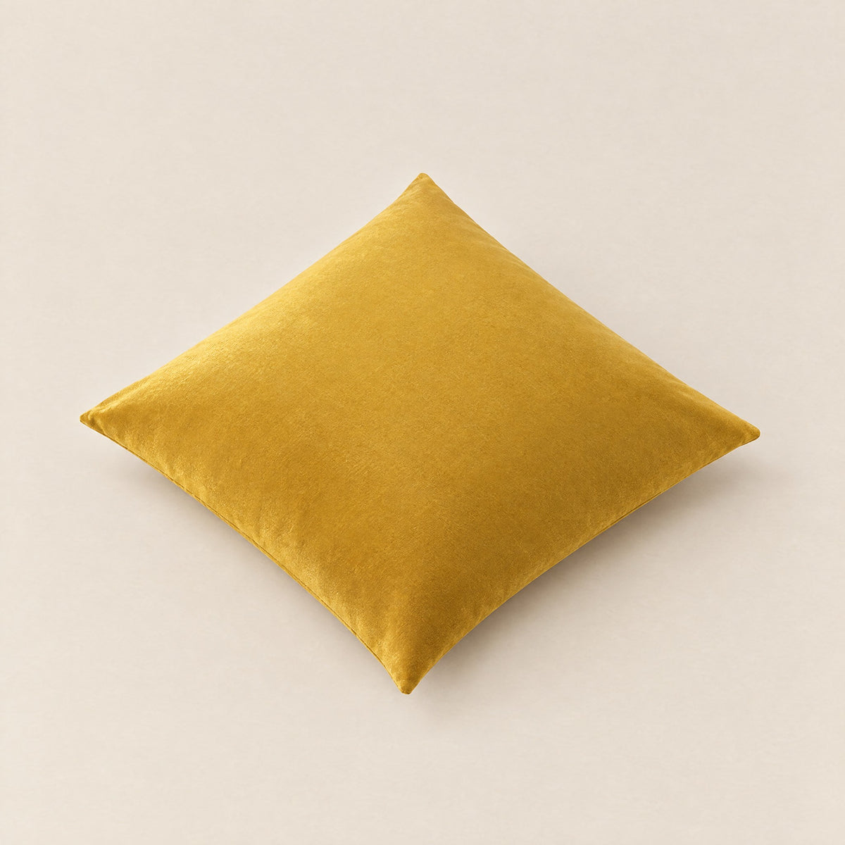 Housse de coussin en velours uni ÉMERAUDE, coloris moutarde, 45x45 cm, posée à plat