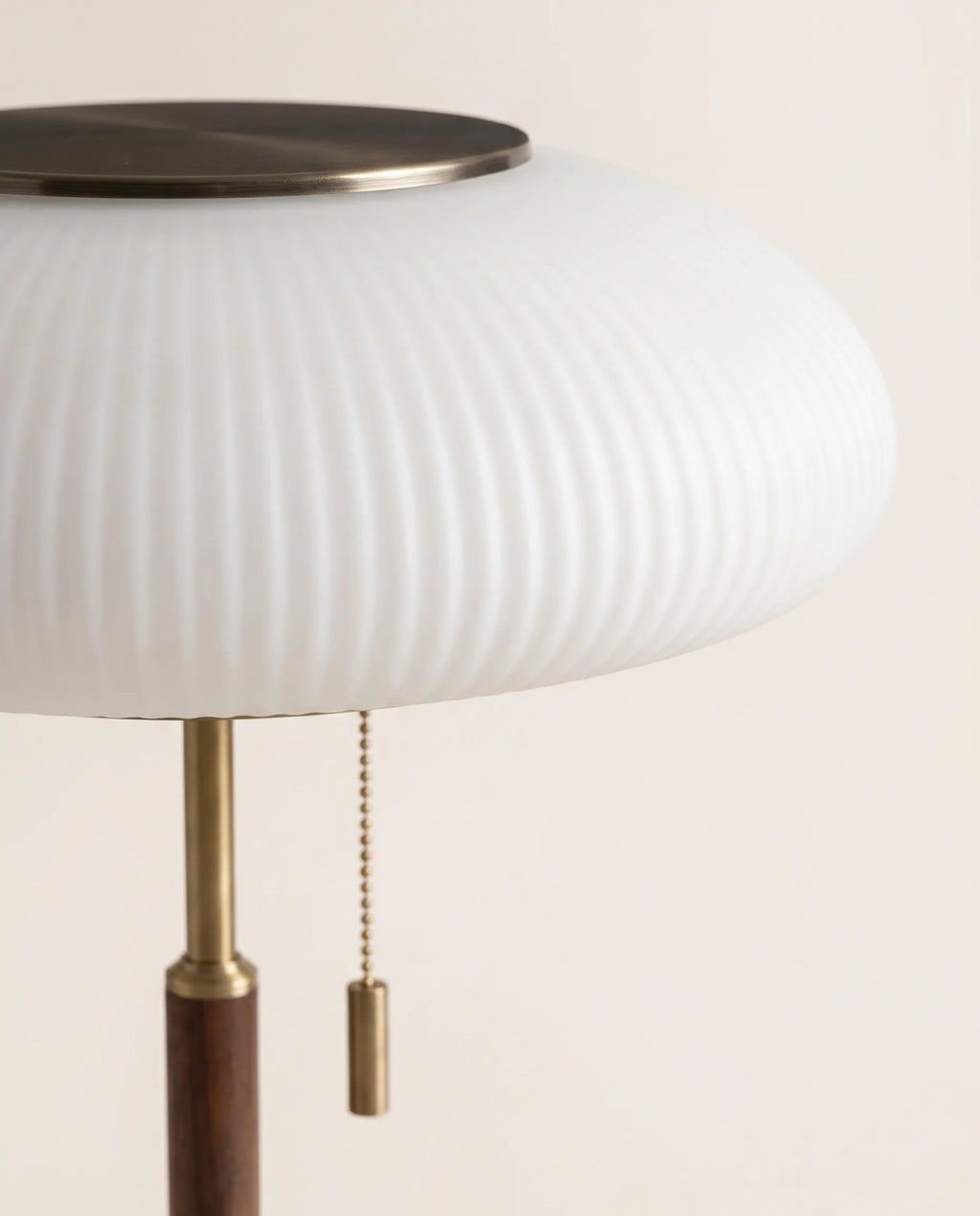 Atelier, lampe à poser en verre opalin et laiton — gros plan sur les matériaux et finitions | Maison Beaurel