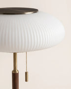 Atelier, lampe à poser en verre opalin et laiton — gros plan sur les matériaux et finitions | Maison Beaurel