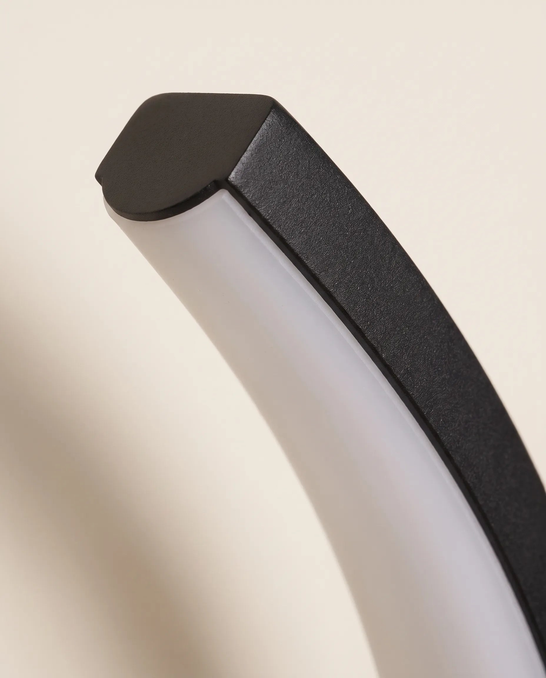 Halo, applique murale LED minimaliste — gros plan sur les matériaux et finitions | Maison Beaurel