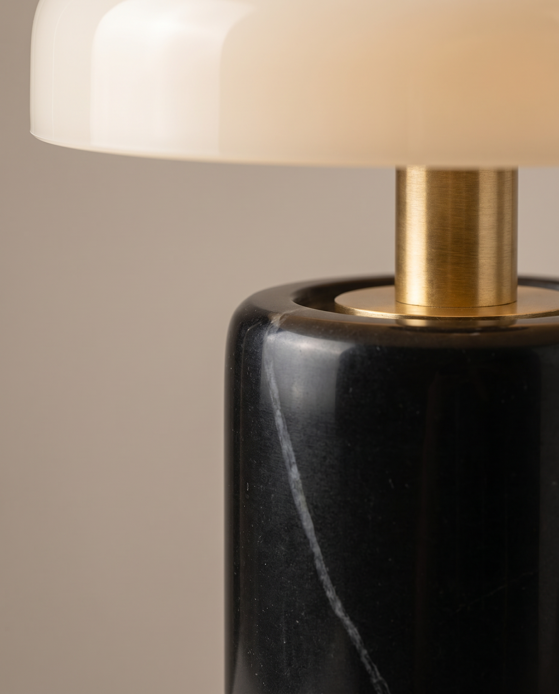 SÉLÈNE — Lampe à poser en marbre & verre opalin