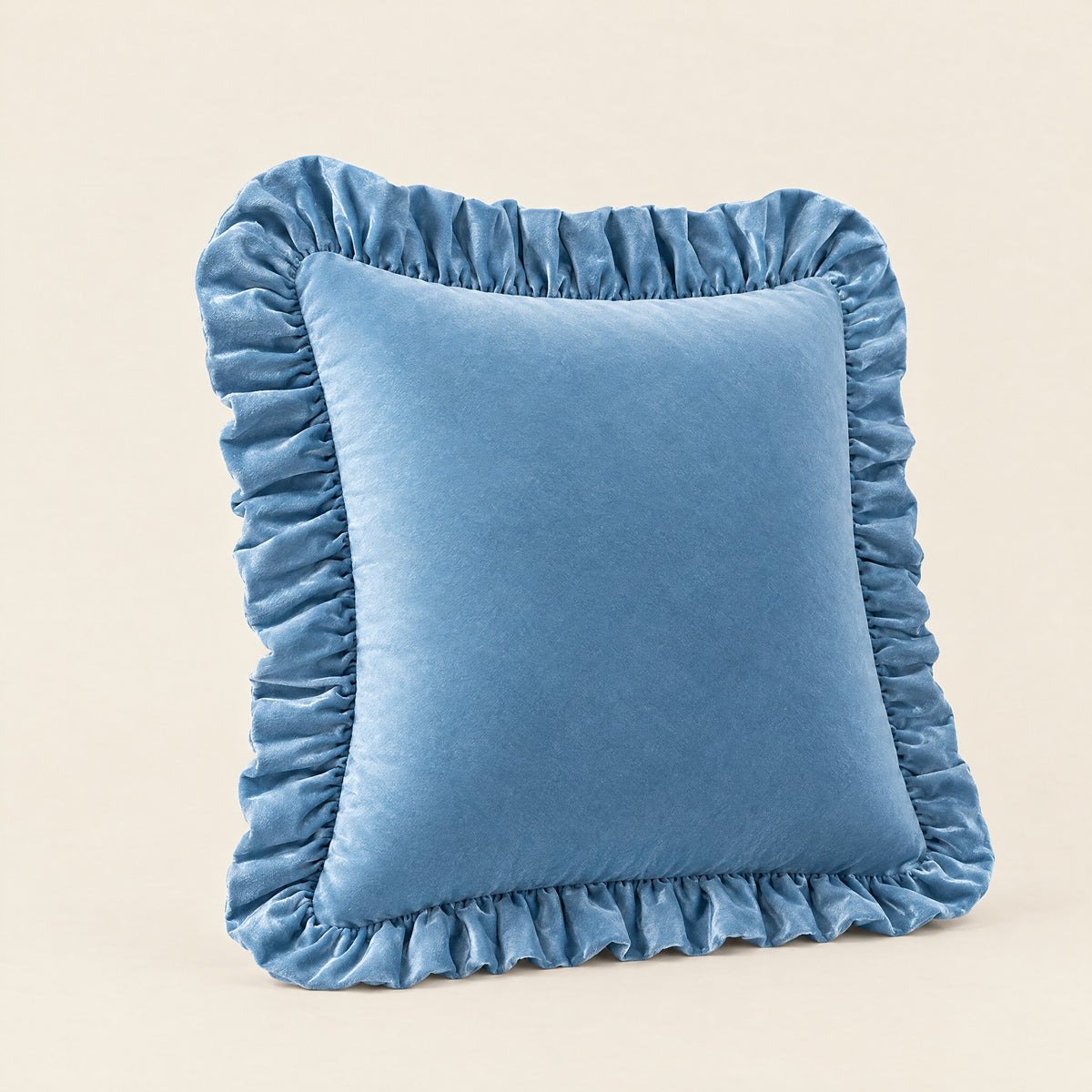 Housse de coussin RUCHE en velours à volant ruché, coloris Bleu ciel