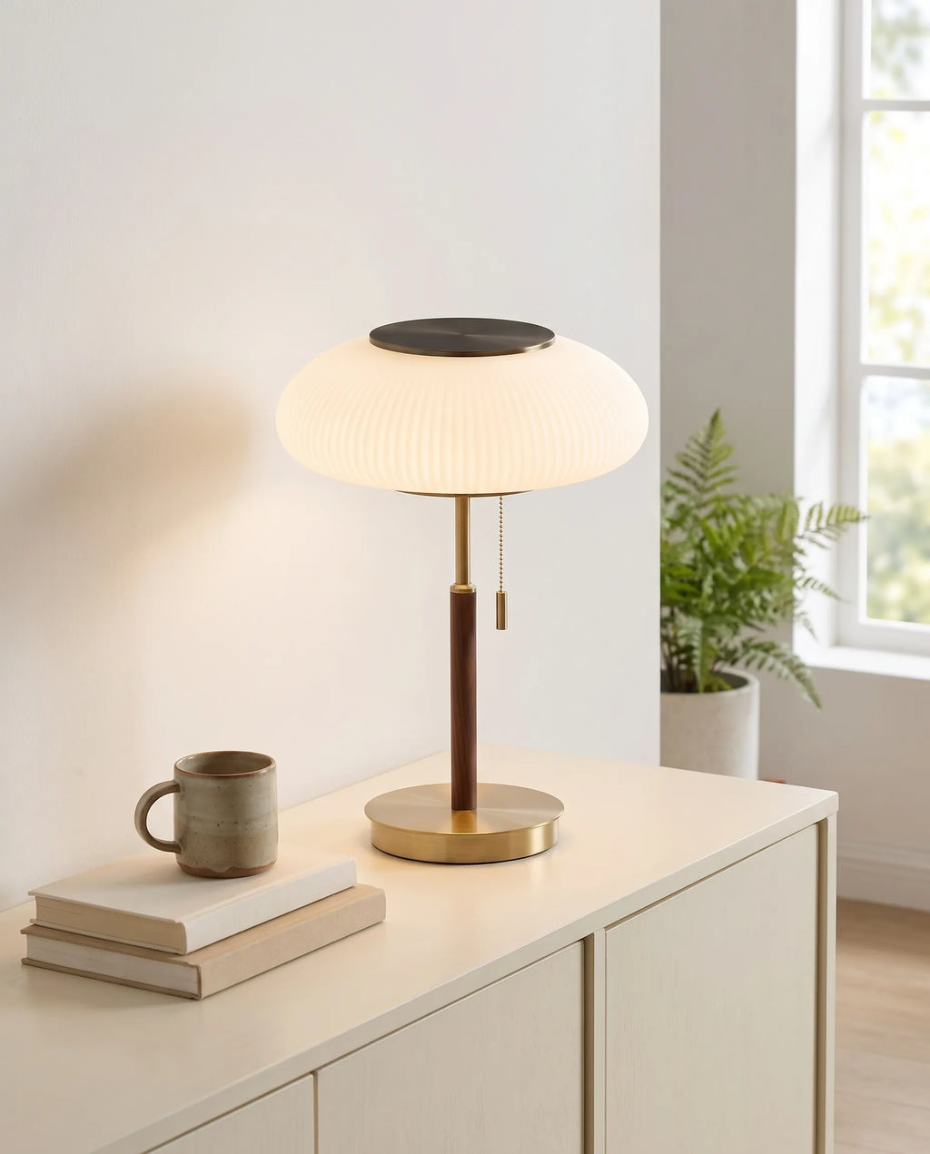 Atelier, lampe à poser en verre opalin et laiton — mise à l'échelle en situation réelle | Maison Beaurel