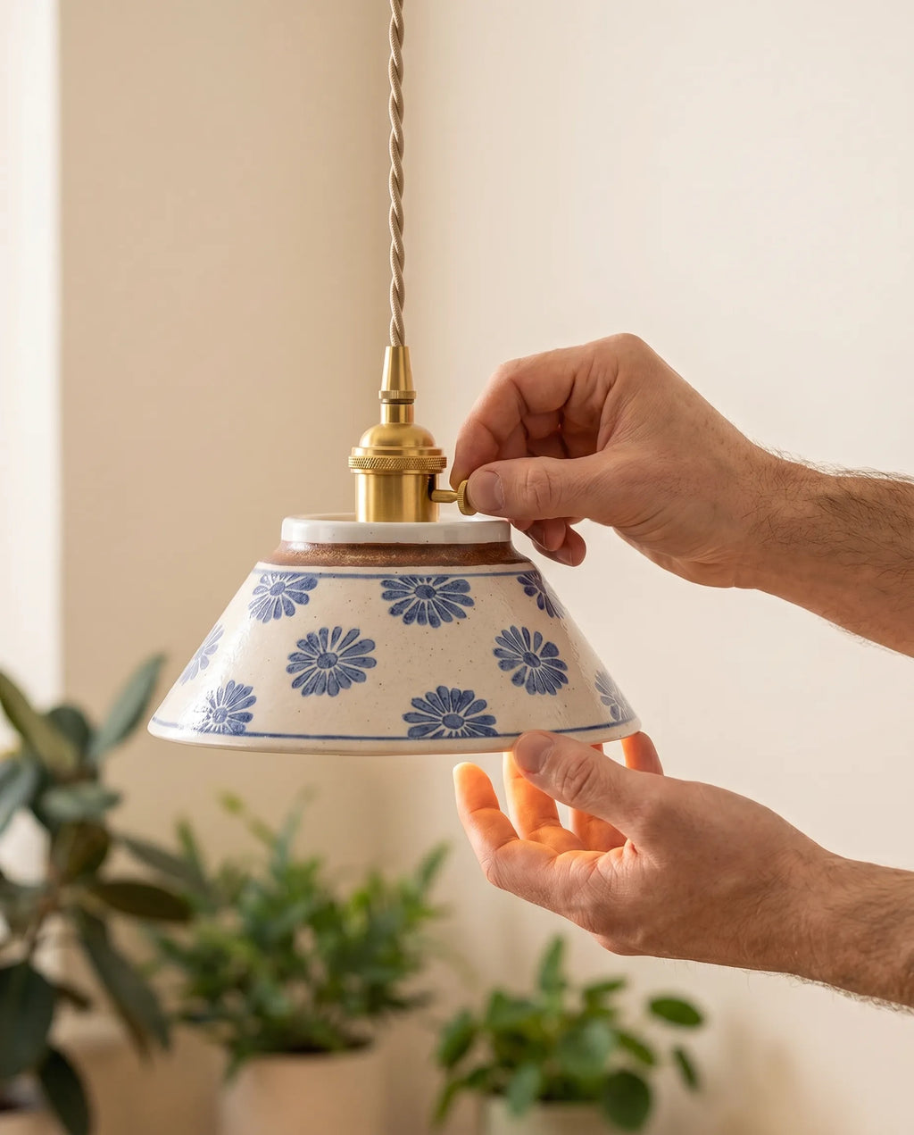 Nankin, suspension en céramique émaillée — détail de la fixation et de l'interrupteur | Maison Beaurel