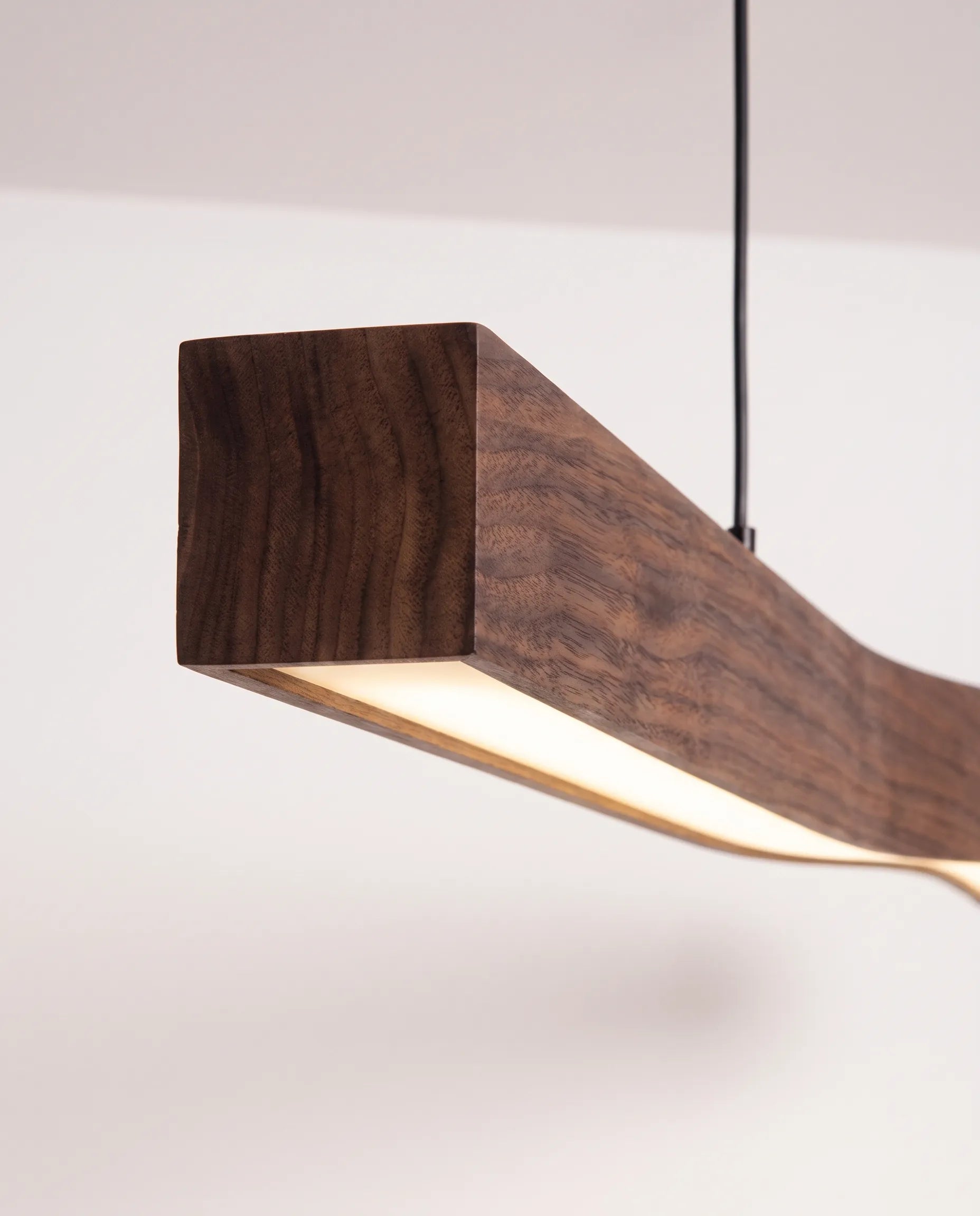 Rouvre, suspension linéaire en bois — détail de fabrication | Maison Beaurel