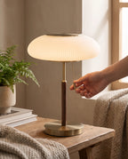 Atelier, lampe à poser en verre opalin et laiton — détail de la fixation et de l'interrupteur | Maison Beaurel