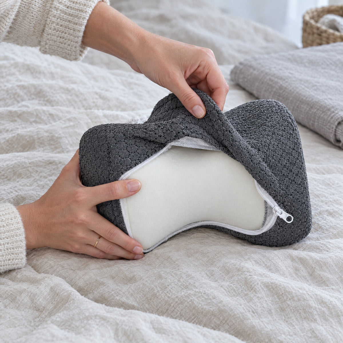 Mains retirant la housse zippée du coussin GENOU, mousse à mémoire de forme visible