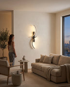 Halo, applique murale LED minimaliste dans un intérieur lumineux et épuré | Maison Beaurel