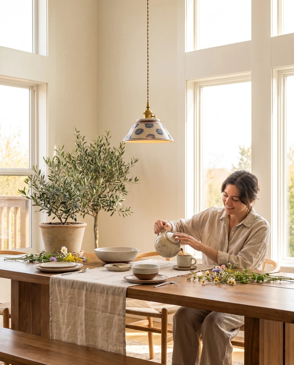Nankin, suspension en céramique émaillée dans un intérieur lumineux et épuré | Maison Beaurel