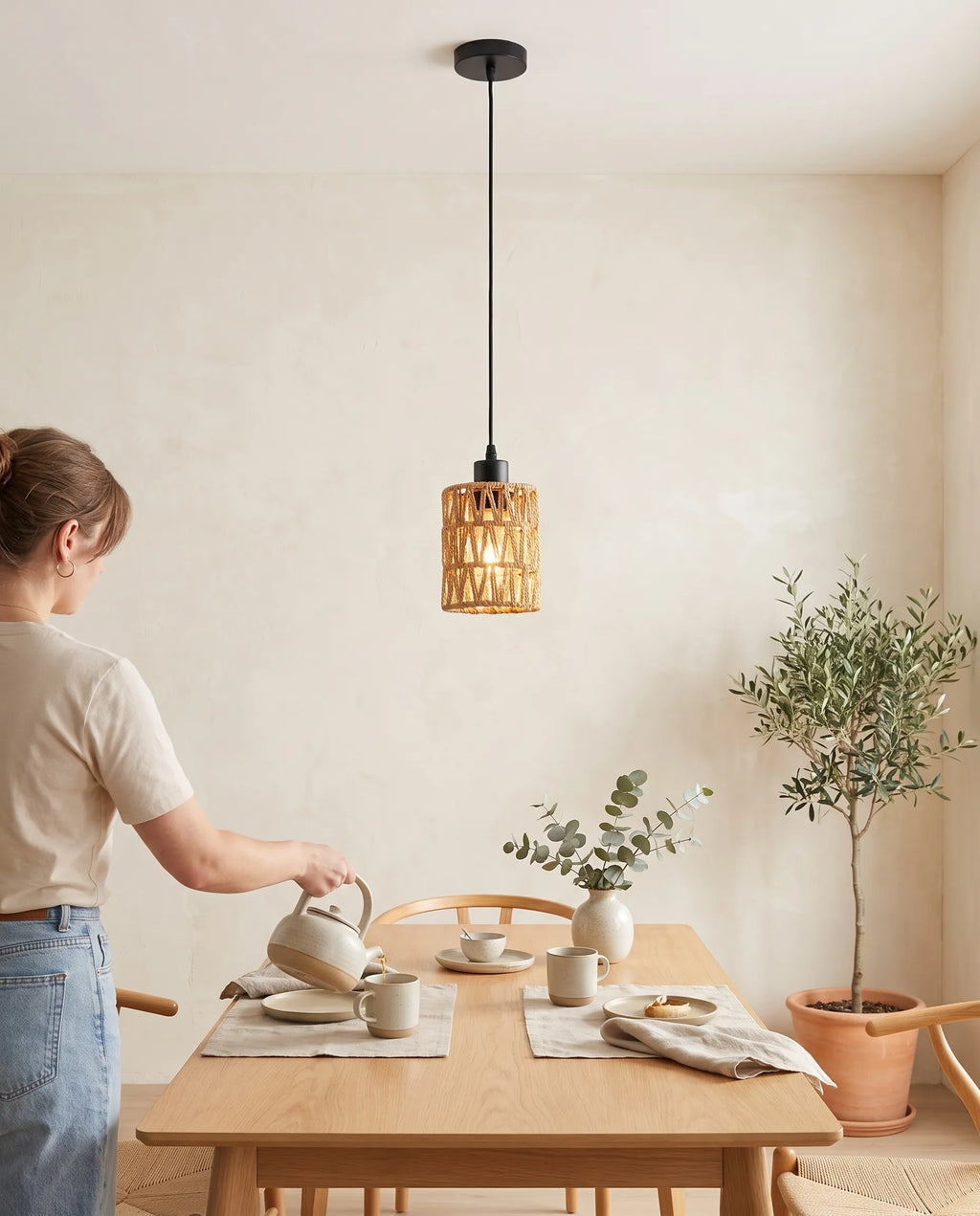 Camargue, suspension en osier tressé dans un intérieur lumineux et épuré | Maison Beaurel