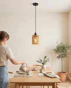 Camargue, suspension en osier tressé dans un intérieur lumineux et épuré | Maison Beaurel