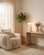 Atelier, lampe à poser en verre opalin et laiton, ambiance intérieure signée Maison Beaurel