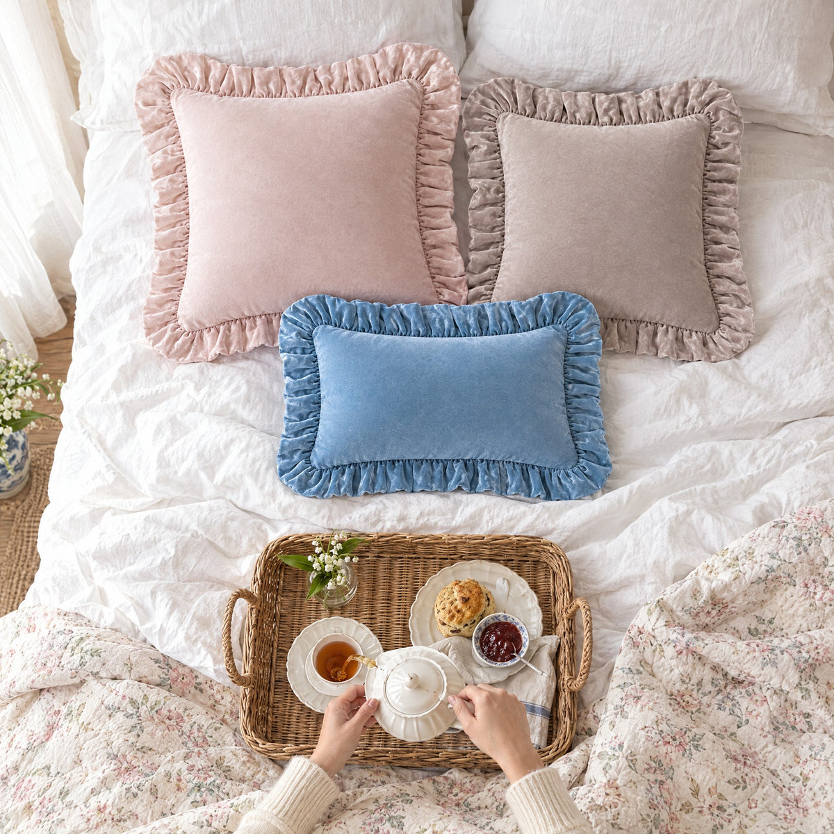 Petit-déjeuner au lit vu d'en haut, coussins RUCHE à volants posés à plat