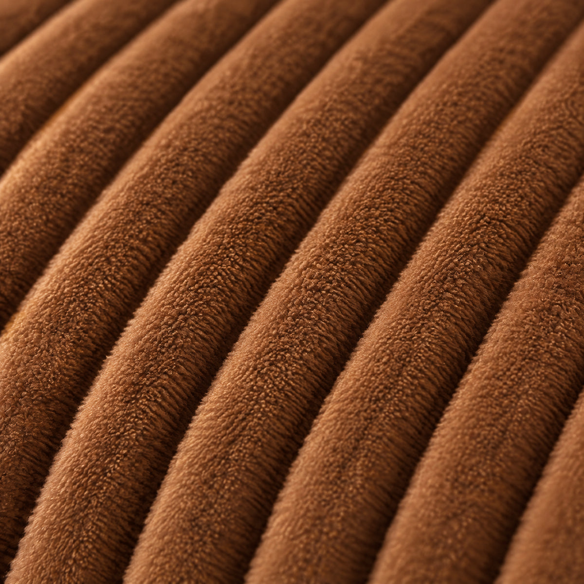 CANNELE — gros plan sur les larges côtes du velours, coloris Café