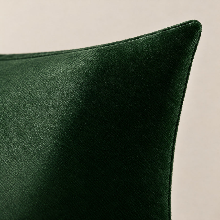 Gros plan sur le velours doux et satiné de la housse ÉMERAUDE vert sapin