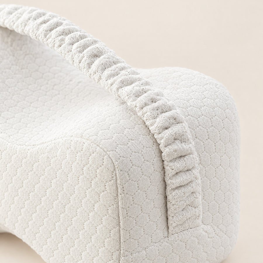 Gros plan sur la sangle élastique froncée du coussin GENOU blanc