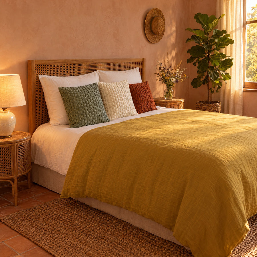 PATCHWORK — coussins Vert sauge 45 cm, Crème 45 cm et Terracotta 40 cm sur un lit avec tête de lit en cannage