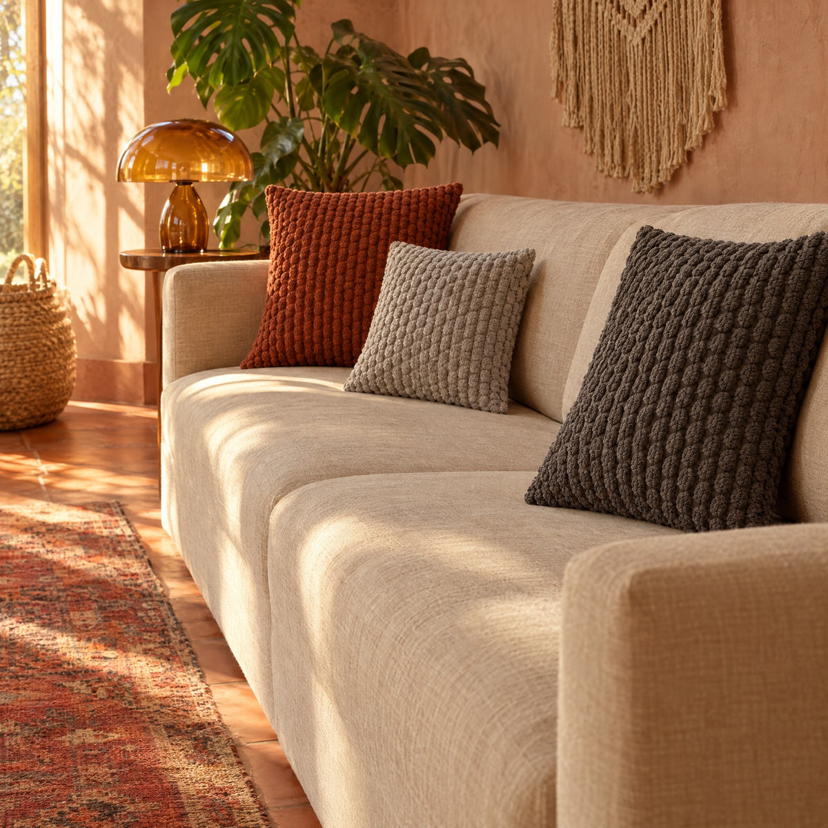 PATCHWORK — coussins Terracotta 45 cm, Gris clair 40 cm et Gris foncé 45 cm sur un canapé bas années 70