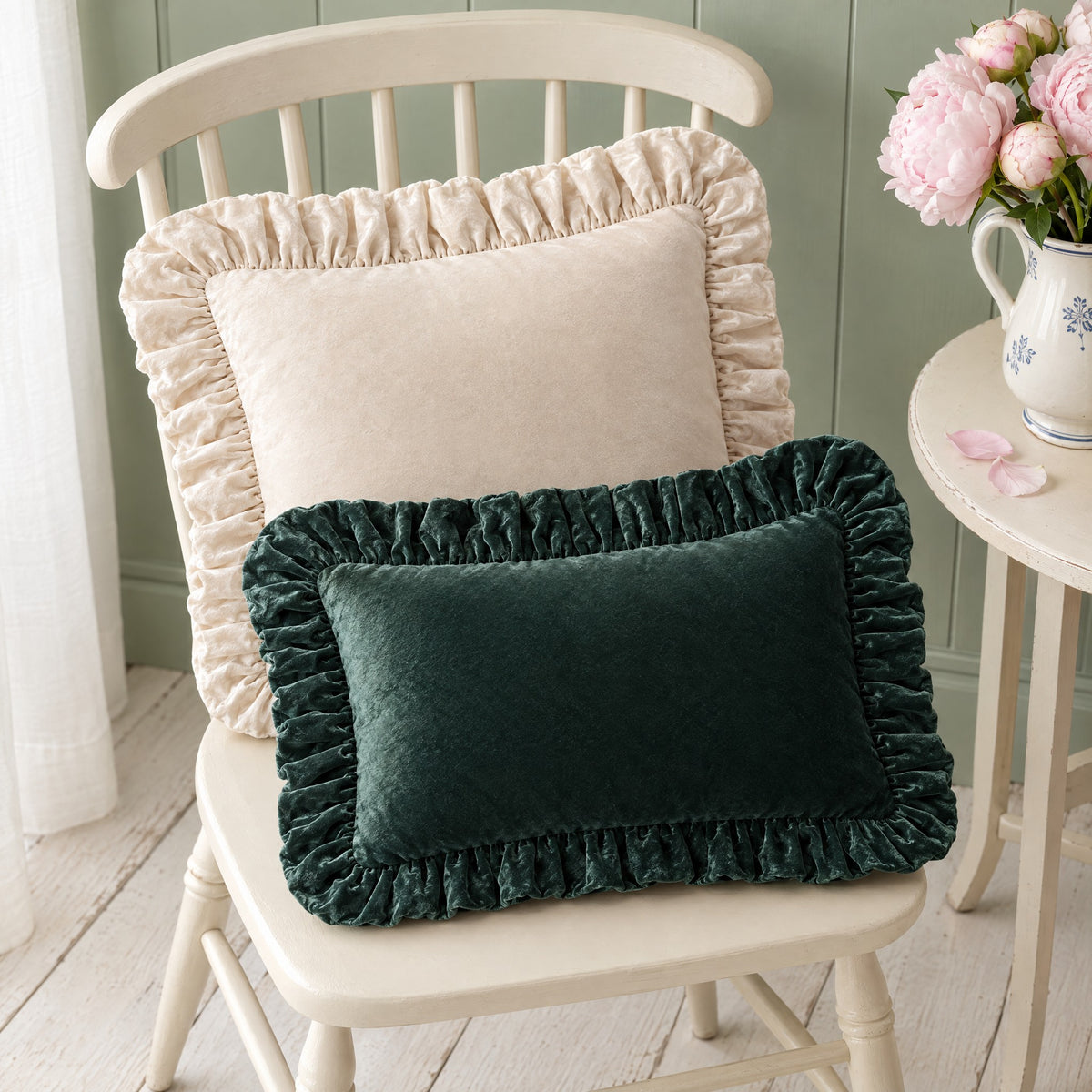 Coussins RUCHE Ivoire et Vert sapin sur une chaise Windsor, bouquet de pivoines