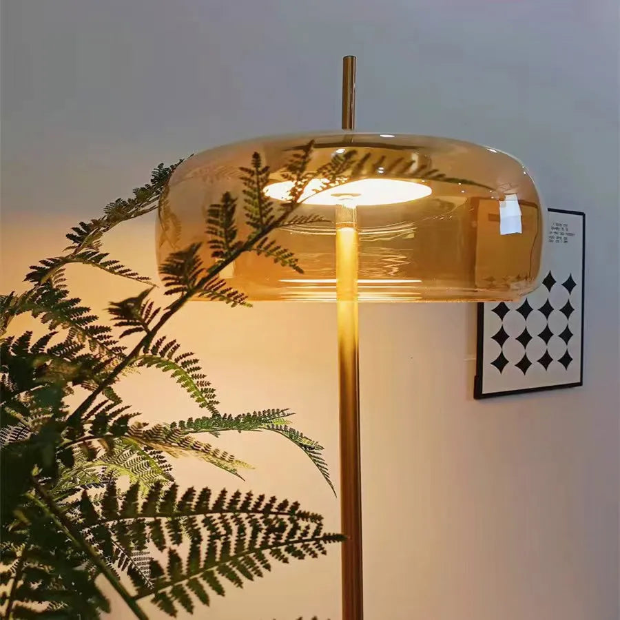 Lampadaire TIVOLI en ambiance salon, lumière tamisée, Lumora Paris