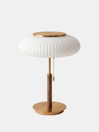 Atelier, lampe à poser en verre opalin et laiton | Maison Beaurel