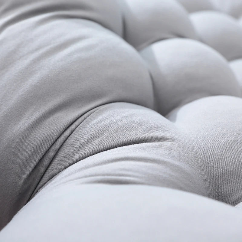 TRANSAT — Détail de la surface matelassée du coussin gris
