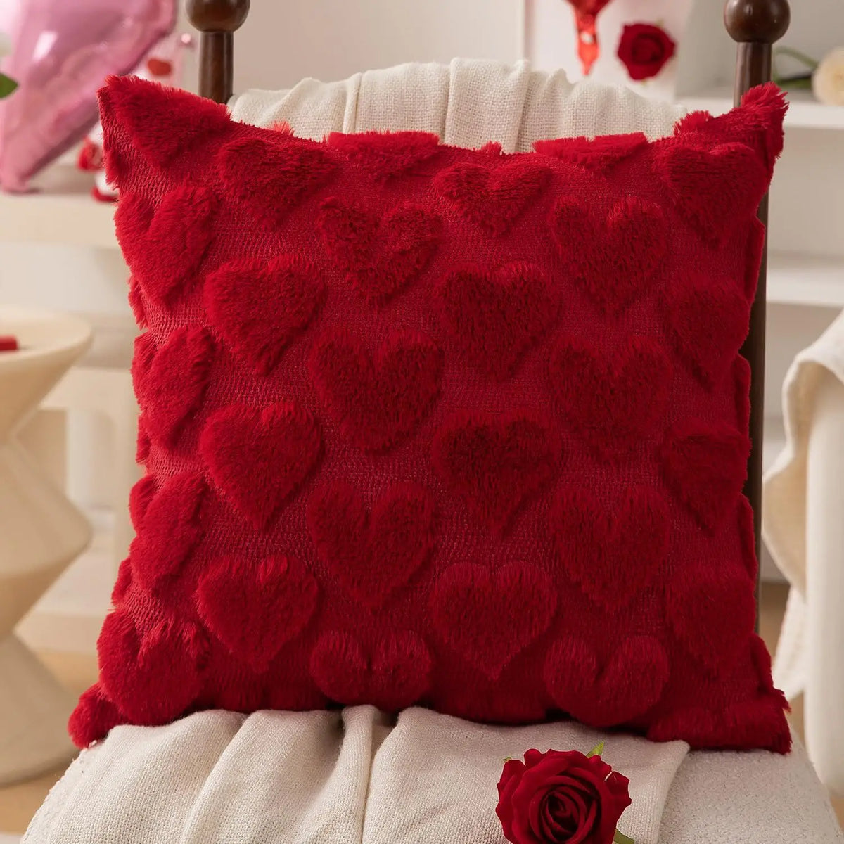 HOUX — Housse de coussin rouge à cœurs en relief