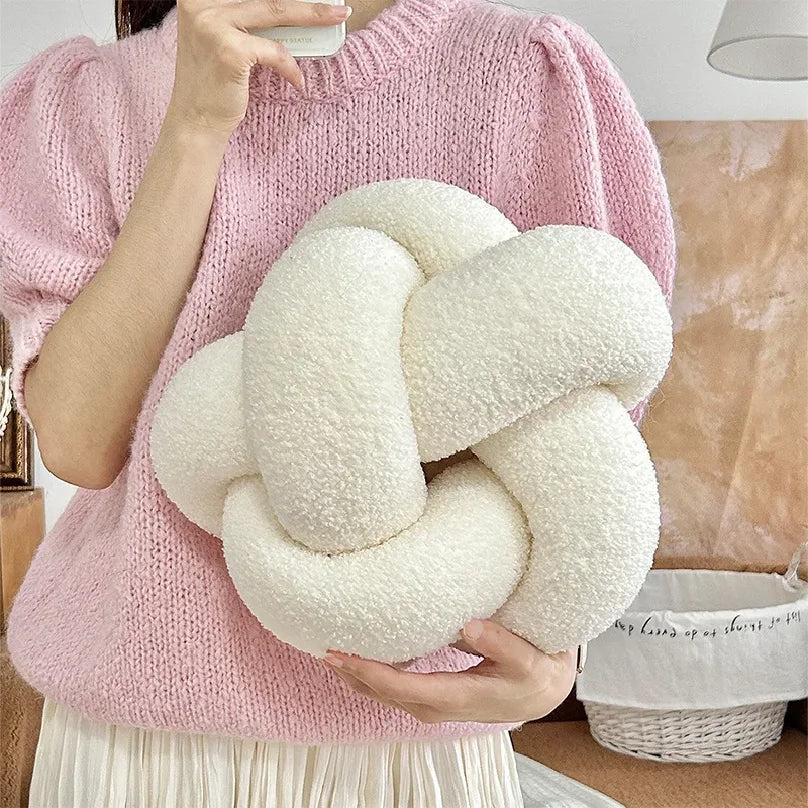 AGNEAU — Coussin boule noué effet laine d'agneau tenu dans les bras, coloris Crème