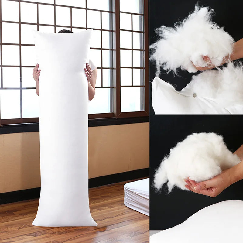 COCON — Coussin de corps long blanc tenu debout près d'une fenêtre, avec aperçu de la fibre creuse