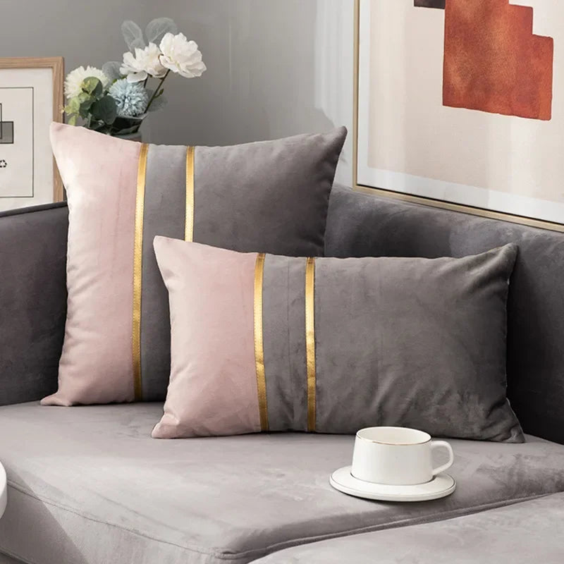 LISERE — Housse de coussin en velours à liserés dorés, coloris Rose et gris