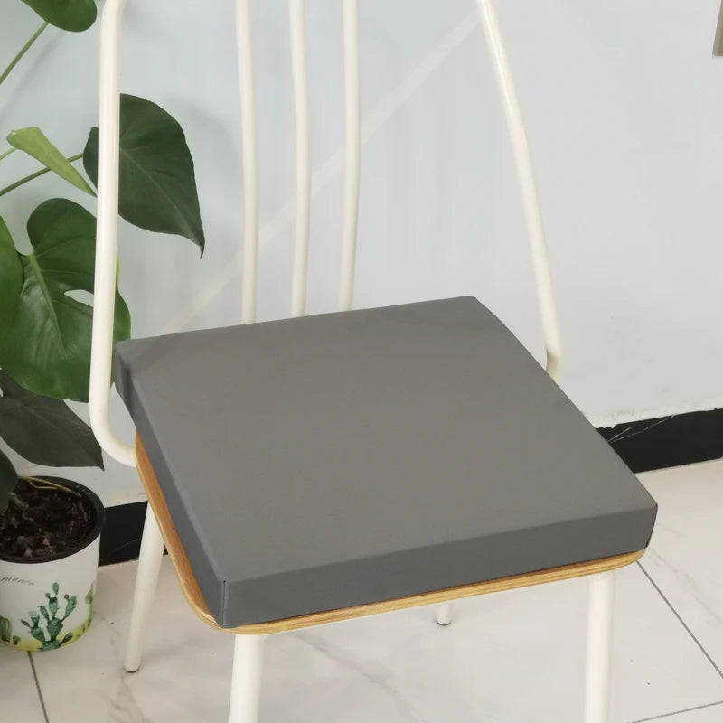 GALETTE — Galette de chaise épaisse grise posée sur une chaise blanche, coloris Gris