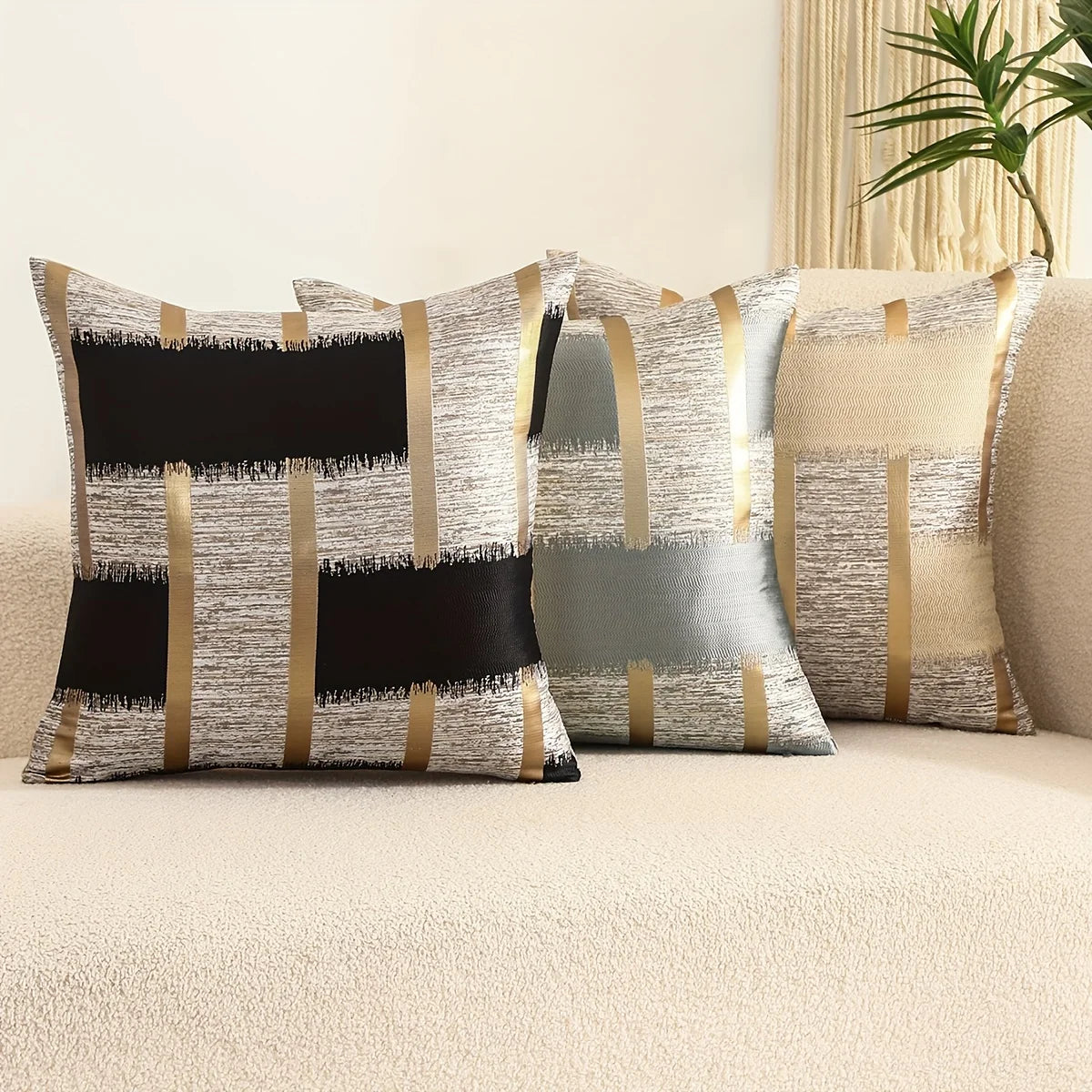 OPERA — Housses de coussin jacquard art déco sur un canapé, coloris noir, gris et beige avec lisérés dorés