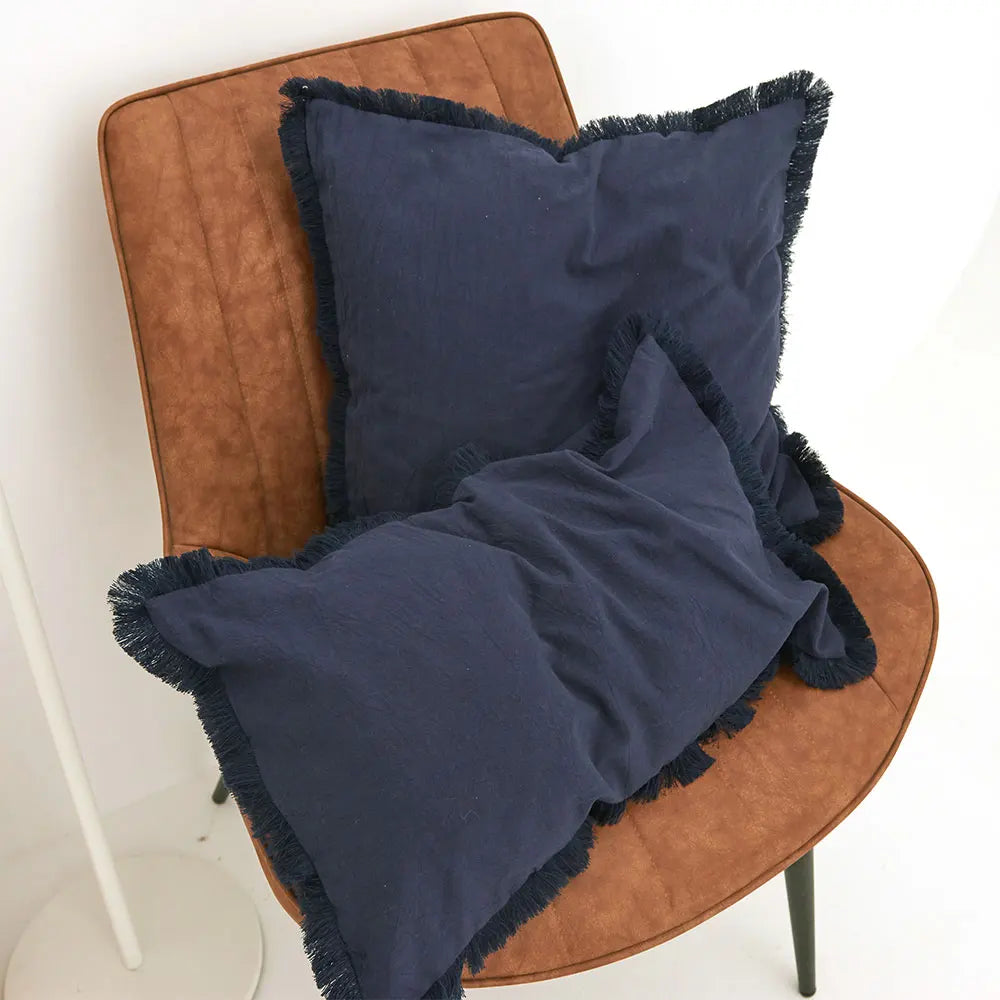 FRANGE — Deux housses de coussin à franges, coloris Bleu marine, formats carré et rectangulaire