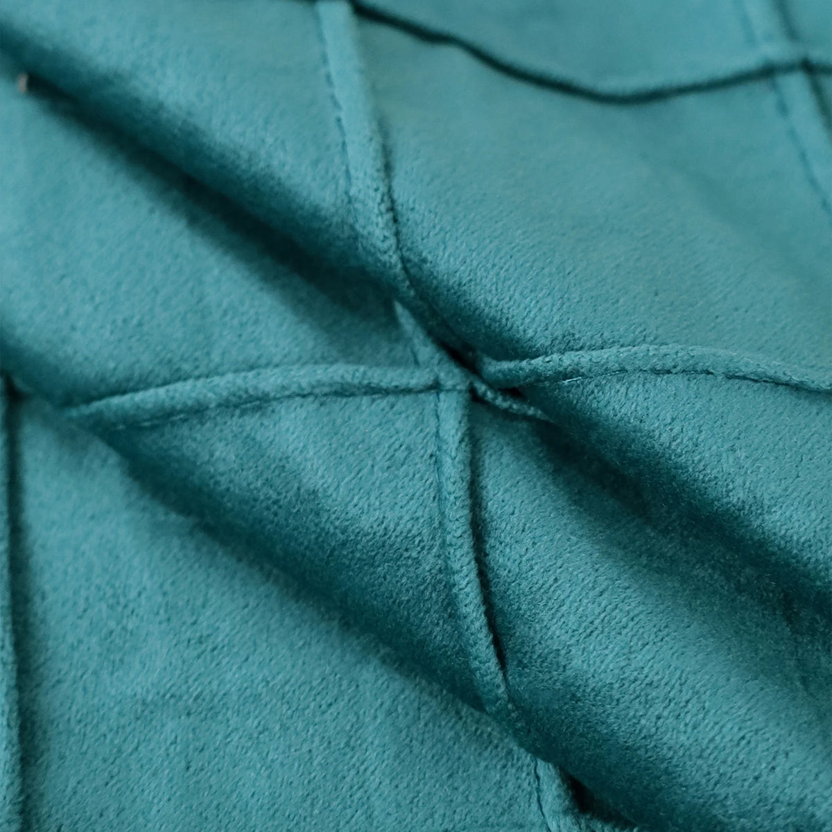 PLISSE — Gros plan sur le velours plissé à motif losange, coloris bleu canard
