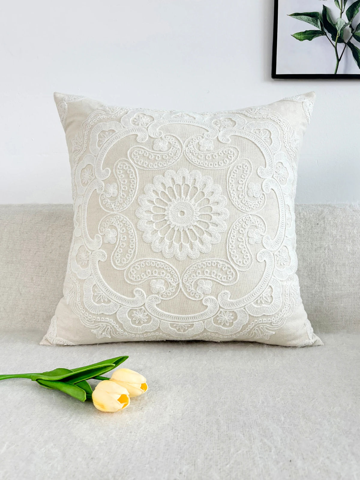 FILIGRANE — Housse de coussin carrée brodée écru à broderie en relief