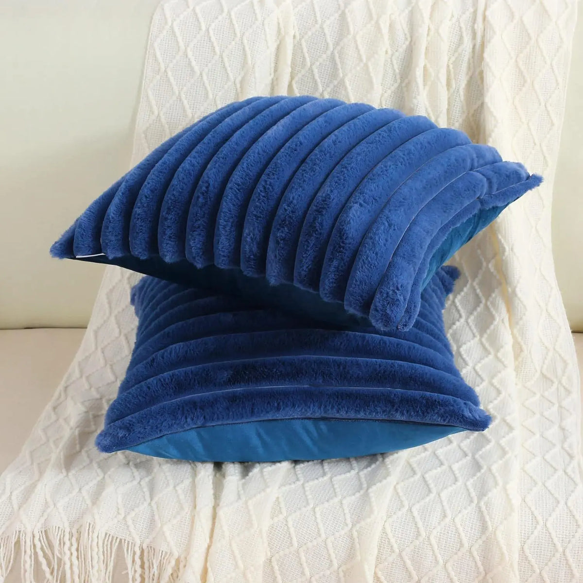 FLOCON — Housse de coussin en fausse fourrure, coloris Bleu marine