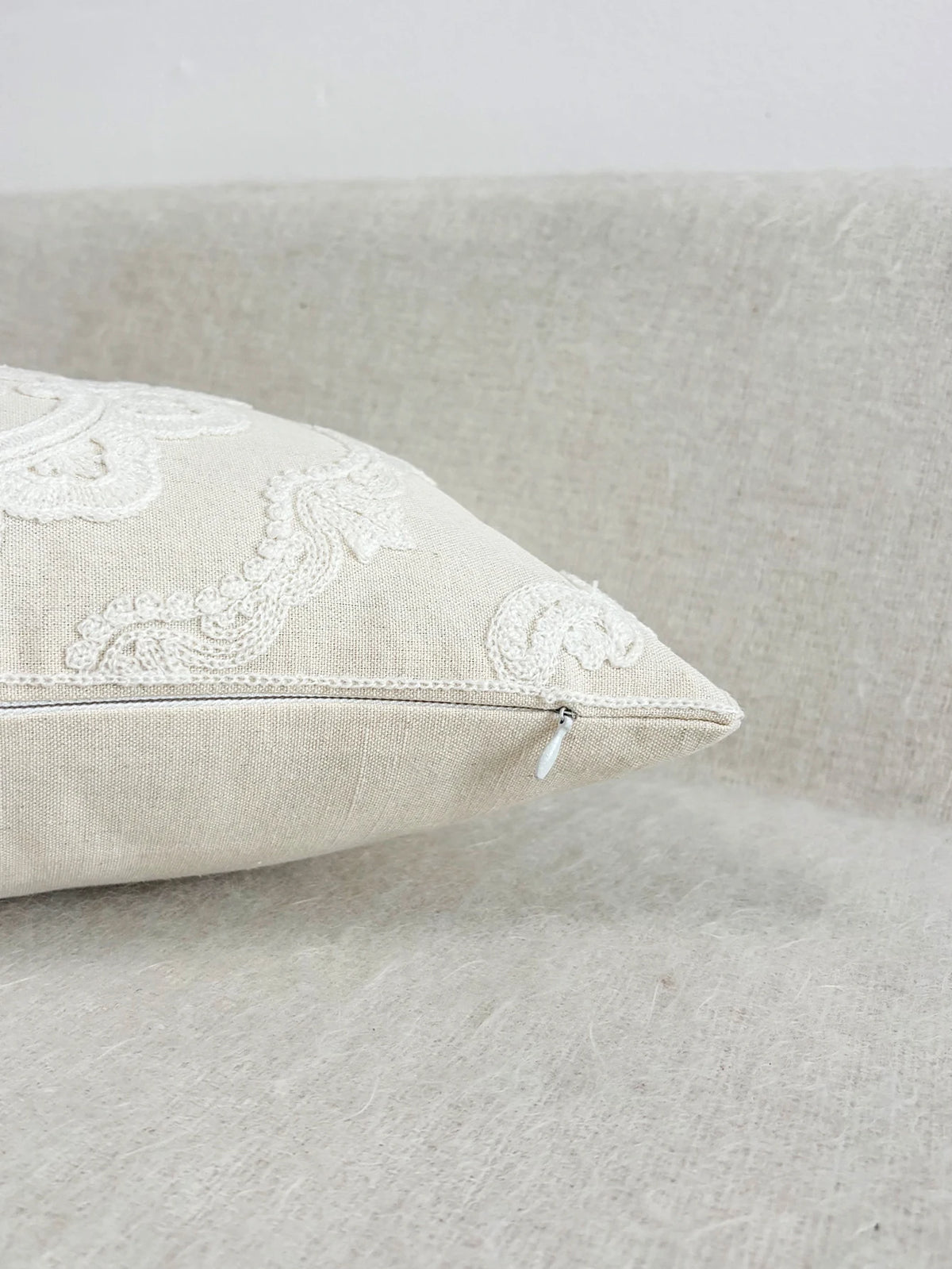 FILIGRANE — Vue de côté de la housse de coussin brodée avec sa fermeture éclair