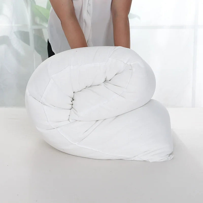 COCON — Coussin de corps long blanc roulé sur lui-même, remplissage sans housse