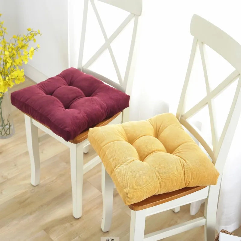 TATAMI — Coussins d'assise capitonnés en velours côtelé rouge bordeaux et jaune posés sur des chaises
