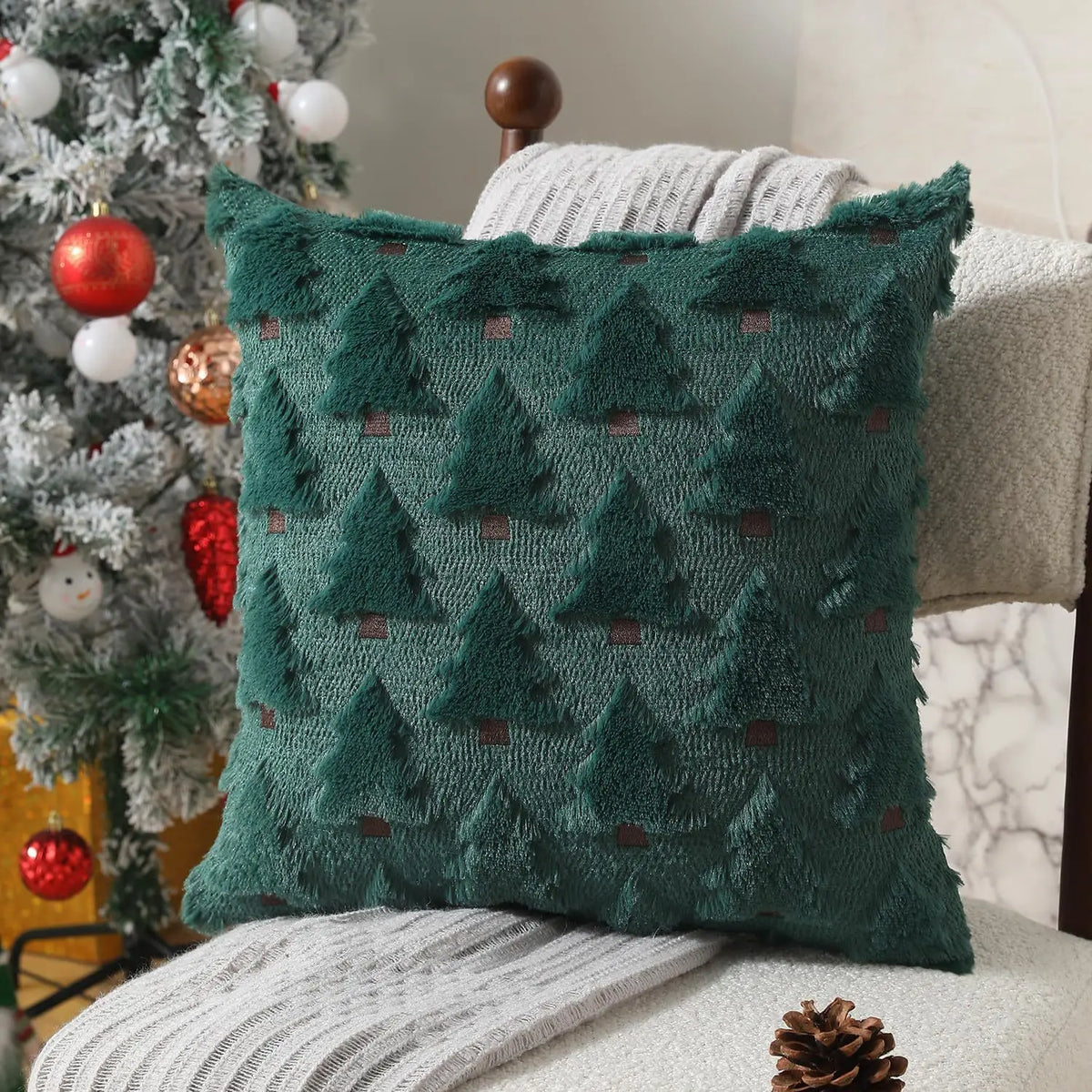 HOUX — Housse de coussin de Noël vert foncé à sapins en relief